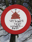 908125 Afbeelding van een door kinderen ontworpen verbodsbord 'verboden voor hondenpoep' op het plantsoen in de ...